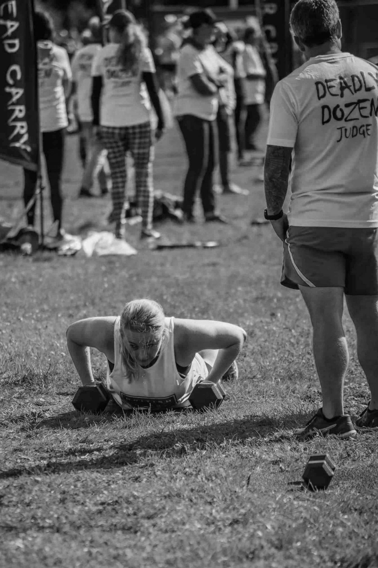 Atleet eindig met dumbbell devil presses, die twaalfde en laaste Arbeid