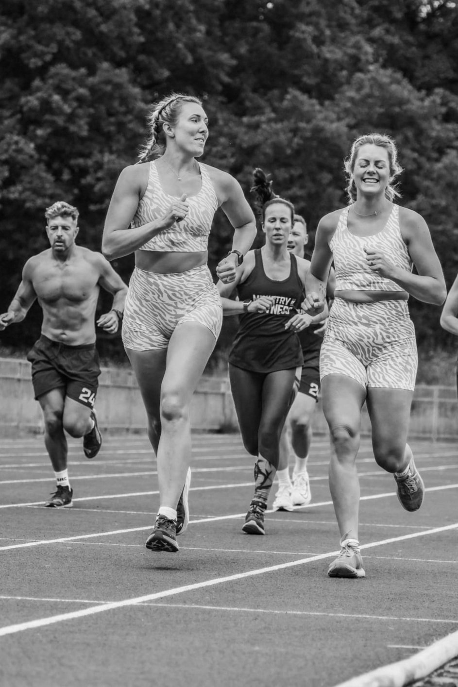 Atlete hardloop 'n 400m-rondte op die atletiekbaan