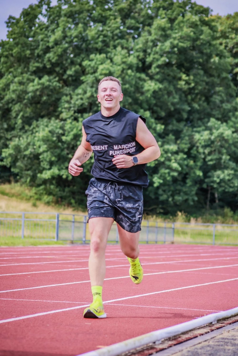 Atlete wat tussen die Journeys en Labours op 'n atletiekbaan jaag