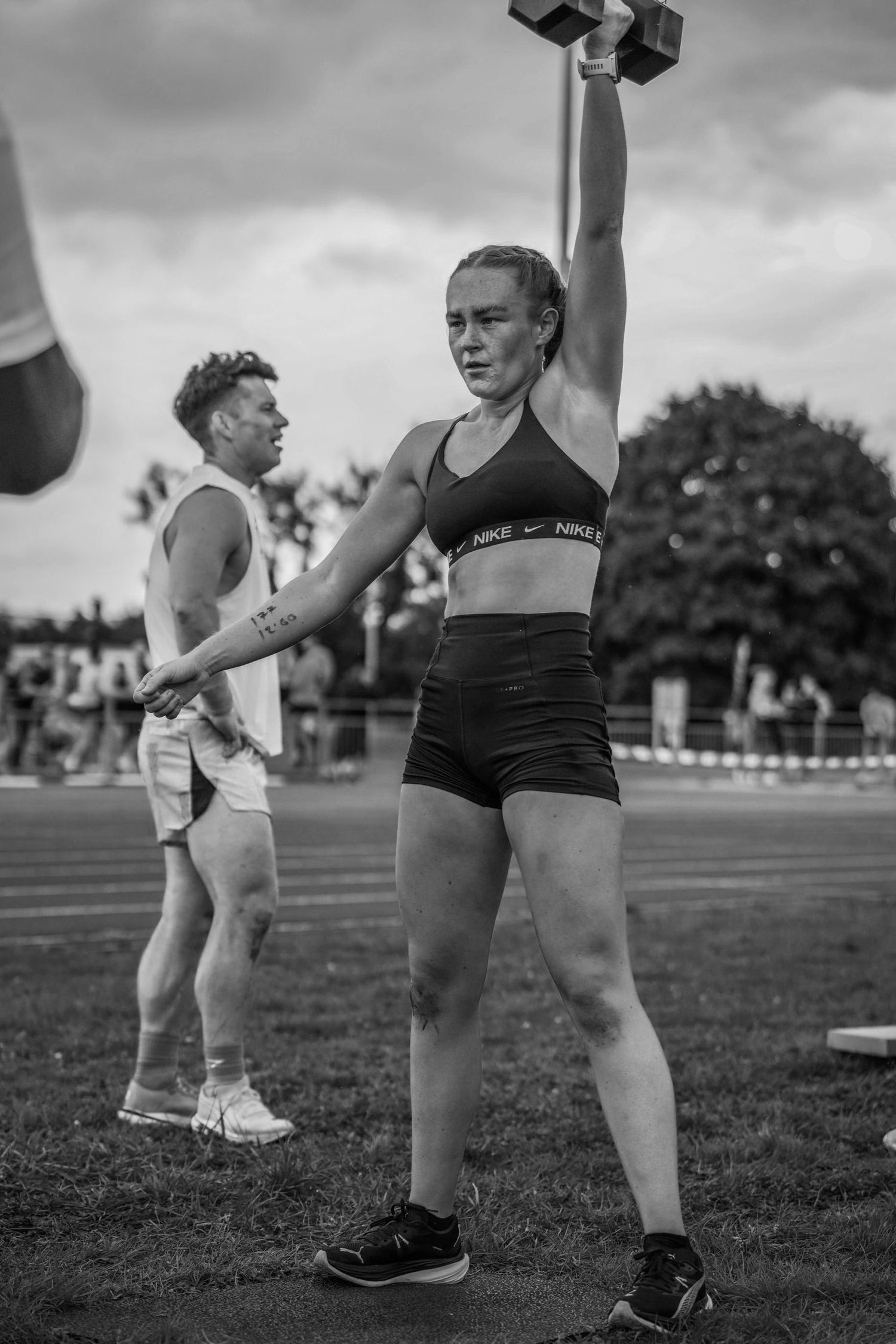 Atleet wat 'n halter-snatch in die Snatch Labour uitvoer
