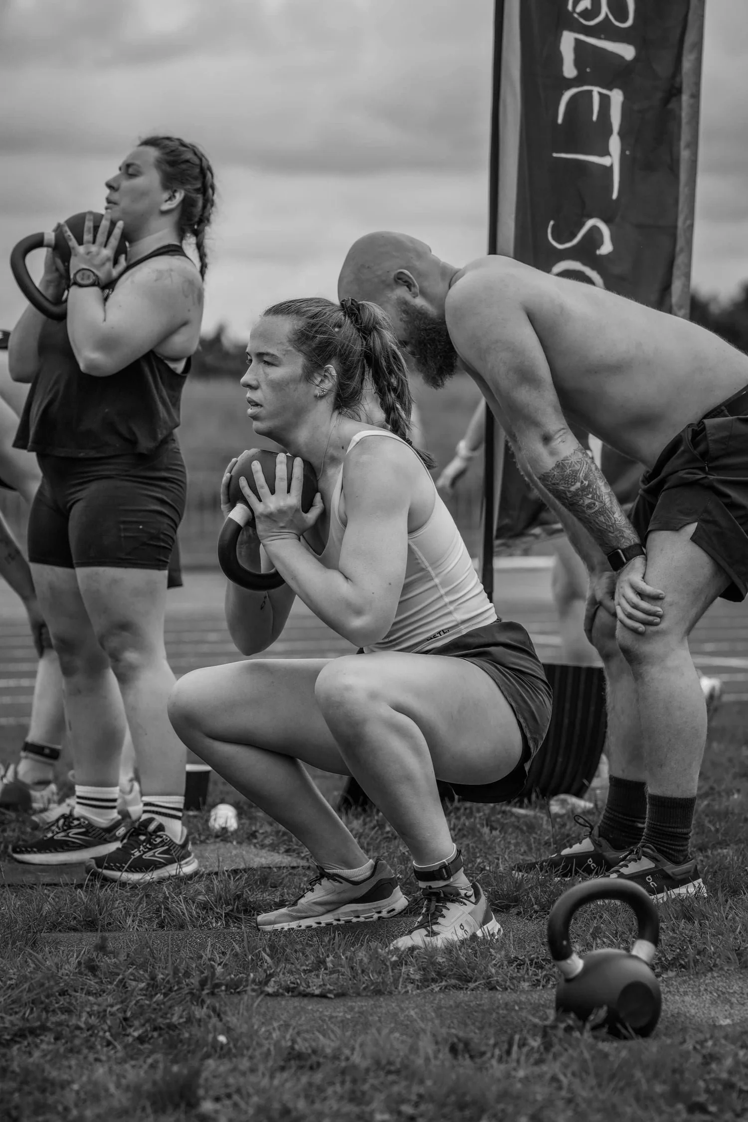Atleet wat 'n kettlebell-goblet-squat in die Goblet Squat Labour uitvoer