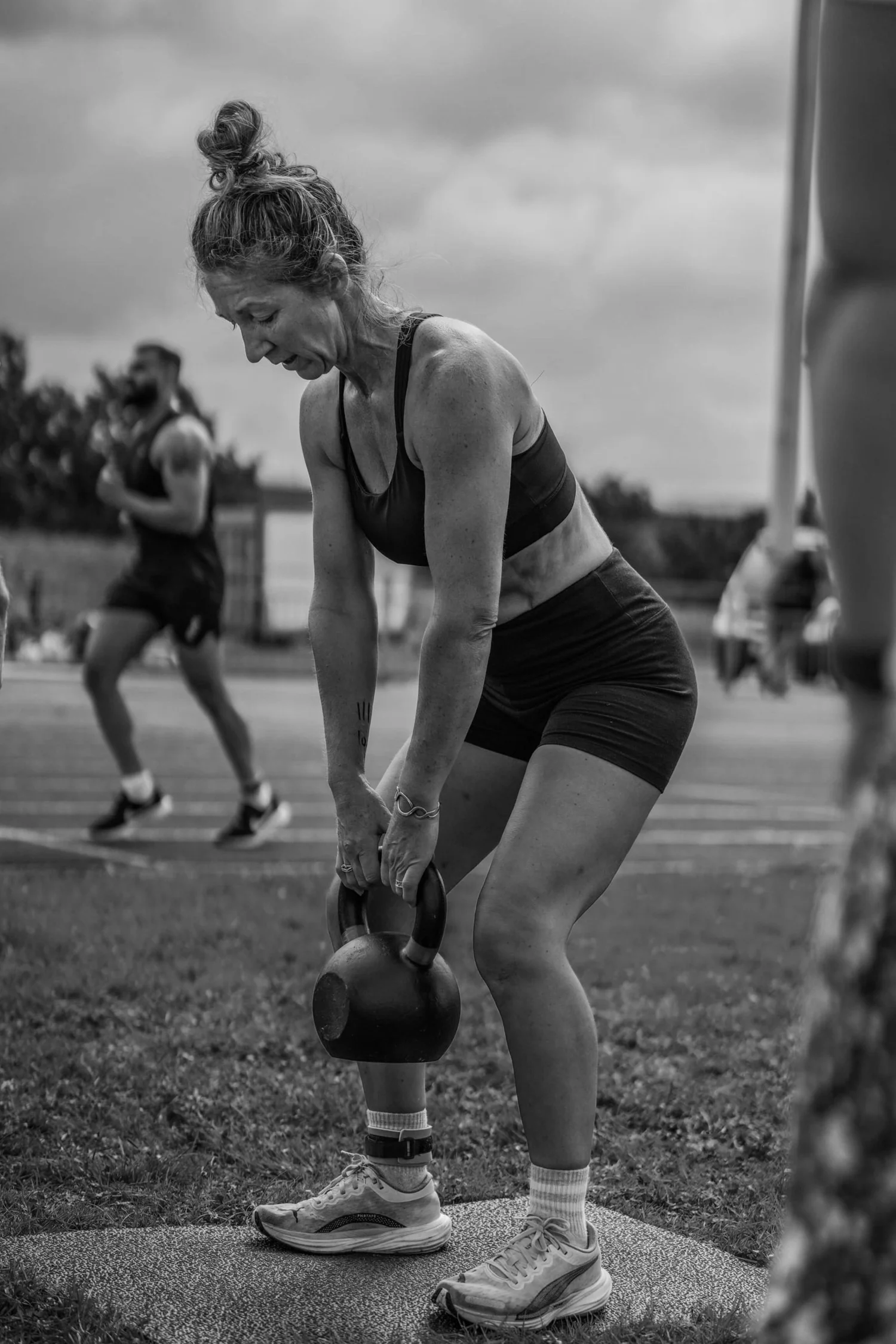 Atleet wat kettlebell-dooieliggies uitvoer in die Deadlift Labour